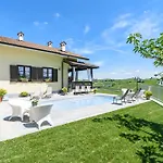 Edy Con Piscina Per Gruppi E Famiglie *